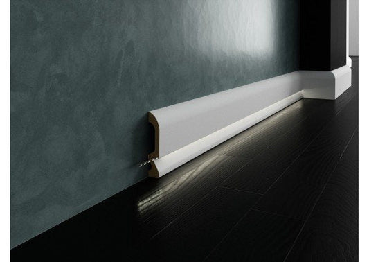 LED-Sockelleiste León – 10 × 1,8 cm, 244 cm